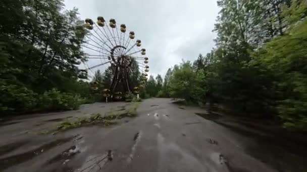 FPV drone zicht. Vlucht naar een pretpark met een reuzenrad in de verlaten stad Pripyat - Video