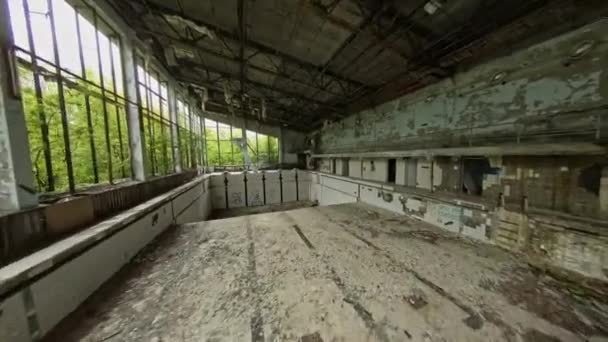 FPV drónra néző. Repülés belsejében elhagyatott medence Pripyat város. - Felvétel, videó