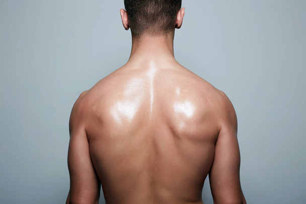 culturista de vuelta. Hombre musculoso cuerpo desnudo. Espina dorsal fuerte y saludable - Foto, Imagen