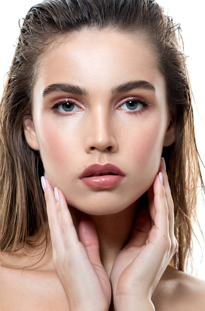 Beautiful young woman with clean perfect skin and wet glossy lips. Portrait of beauty model with natural make up, lifted brows  and long eyelashes.  Spa, skincare and wellness. - Foto, immagini