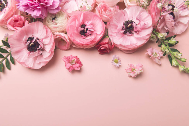 Квіткові композиції з ніжних квітів рунункулів
 - Фото, зображення