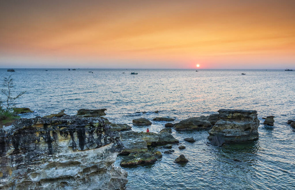 Coucher de soleil sur la baie ciel coloré, ci-dessous est une grande formation rocheuse vers l'horizon abstrait créer des paysages magnifiques pour admirer la nature - Photo, image