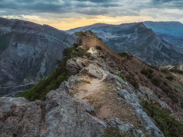 Drámai napkelte az ősi erődnél a hegy tetején. A Gunib erőd Dagesztán történelmi emlékműve. Oroszország.  - Fotó, kép