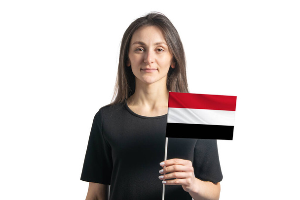 Onnellinen nuori valkoinen tyttö tilalla Jemenin lippu eristetty valkoisella taustalla. - Valokuva, kuva