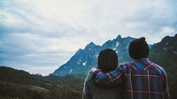 Casal homem e mulher turista no topo da montanha em camisa escocesa e chapéu preto caminhadas no pico da montanha acima das nuvens e nevoeiro Caminhante ao ar livre. Doi Luang Chiang Dao Chiangmai, de manhã. - Foto, Imagem
