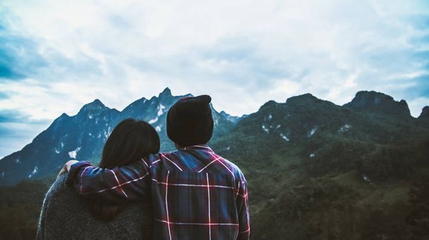 Couple touriste homme et femme au sommet de la montagne en chemise écossaise et chapeau noir randonnée au sommet de la montagne au-dessus des nuages et brouillard Randonneur en plein air. Province de Doi Luang Chiang Dao Chiangmai, le matin. - Photo, image