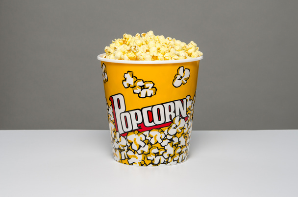velký kýbl popcornu - Fotografie, Obrázek