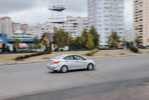 Ukrajina, Kyjev - 13. května 2021: Stříbrný vůz Hyundai Solaris se pohybuje po ulici. Editorial - Fotografie, Obrázek
