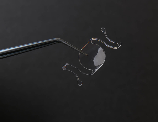 Крупный план эластичного внутриглазного хрусталика для хирургии катаракты - Фото, изображение