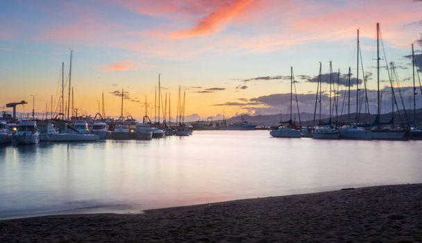 Longa exposição fotografia de um incrível pôr do sol colorido acima do mar em Costa Brava - Foto, Imagem