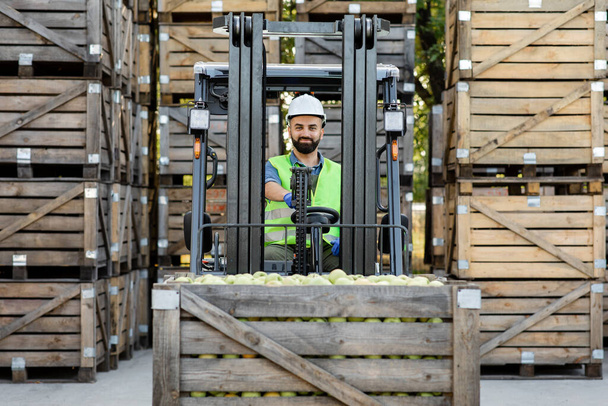 LKW ist mit Containern voller Äpfel beladen, die bereit sind, auf den Markt gebracht zu werden - Foto, Bild