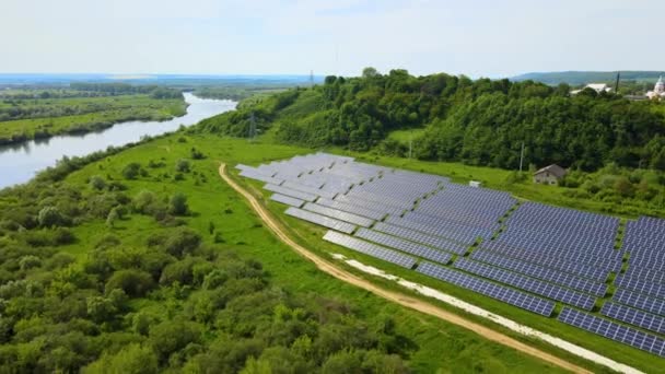 Luchtfoto van een grote duurzame elektriciteitscentrale met vele rijen zonnepanelen voor het produceren van schone ecologische elektrische energie. Hernieuwbare elektriciteit zonder uitstoot. - Video