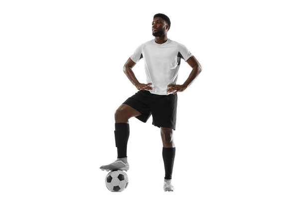 Portrét mladého afrického fotbalisty pózujícího izolovaně na bílém pozadí. Pojetí sportu. - Fotografie, Obrázek