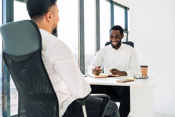 Zwei multiethnische Geschäftsleute bei einem Treffen im Büro - Foto, Bild