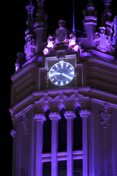 Belle mairie de Madrid illuminée en violet lors de la Journée internationale de la femme - Photo, image