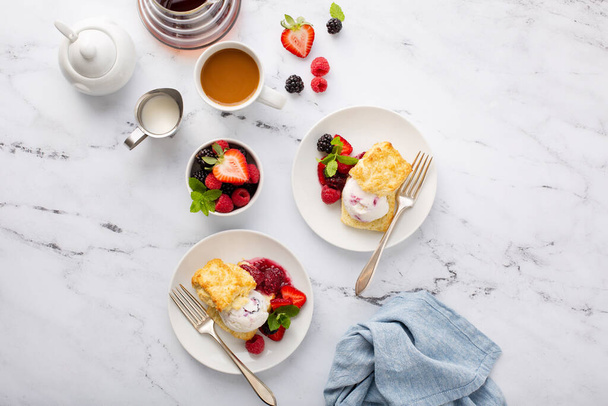 Shortcake ice cream sandwiches with fresh berries - Φωτογραφία, εικόνα