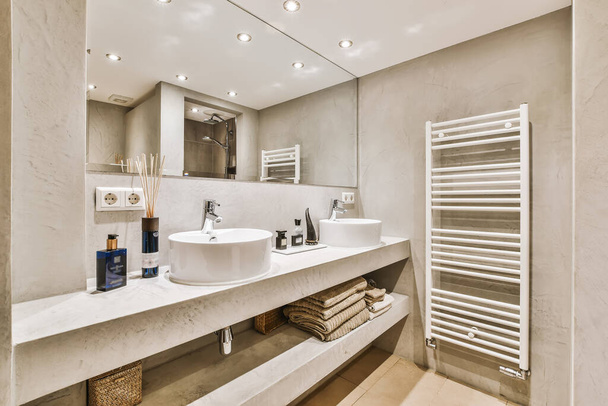 Интерьер современной белой ванной комнаты в квартире - Фото, изображение