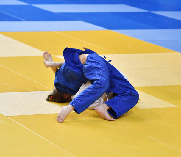  Dos chicas judoka en kimono compiten en el tatami  - Foto, imagen