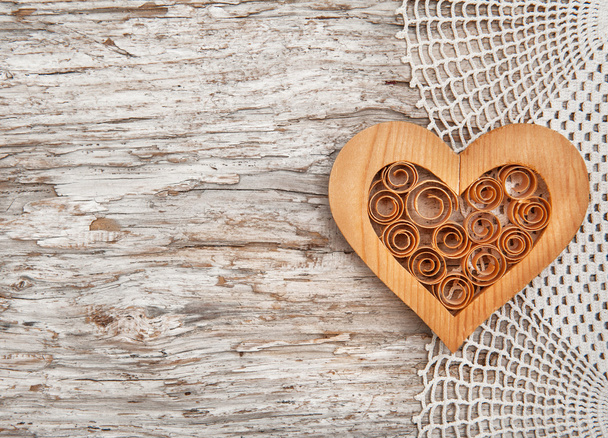 dřevěné srdce na krajkové tkaniny a staré dřevo - Fotografie, Obrázek