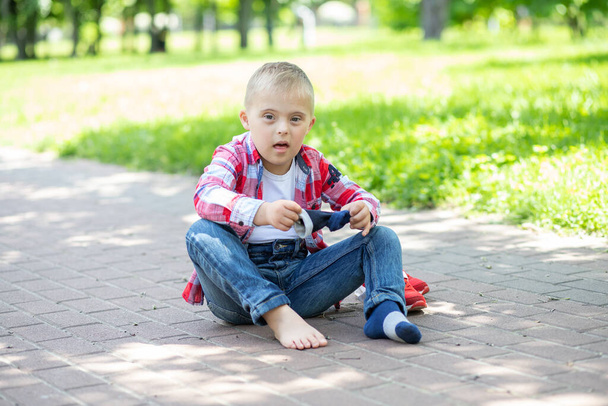 Retrato de un niño con síndrome de Down, niño discapacitado, un niño con una enfermedad cromosómica genética. - Foto, imagen