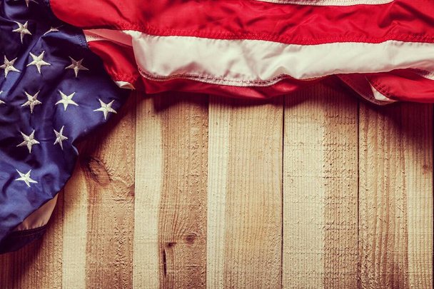 День Вооруженных Сил. Национальная праздничная концепция. Американский флаг на деревянном столе. - Фото, изображение
