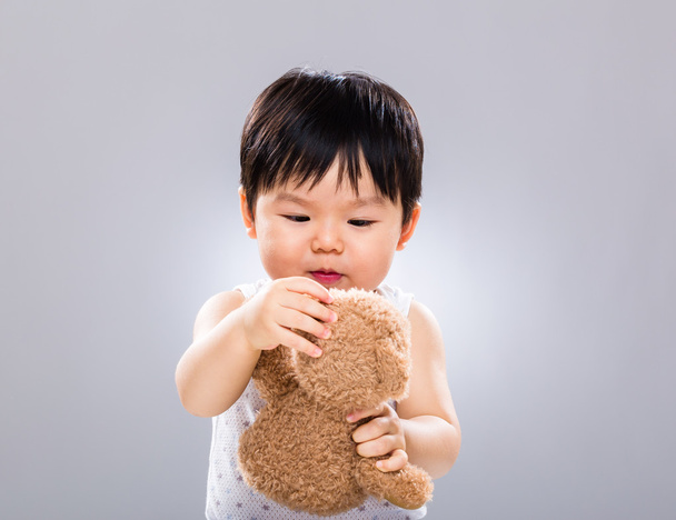 男の子の赤ちゃん人形で遊ぶ - 写真・画像
