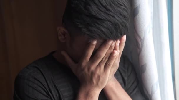 Közelkép szomorú ember takarja arcát kézzel. - Felvétel, videó