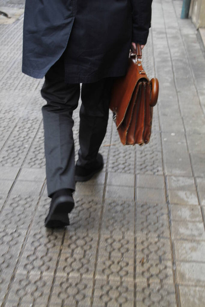 Επιχειρηματίας περπατά στο δρόμο - Φωτογραφία, εικόνα