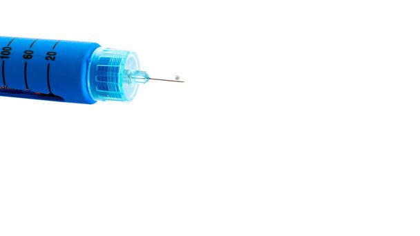 Insuline pen injector. De insulinepen vullen met een naald op een witte achtergrond. Diabetes Dag. - Foto, afbeelding