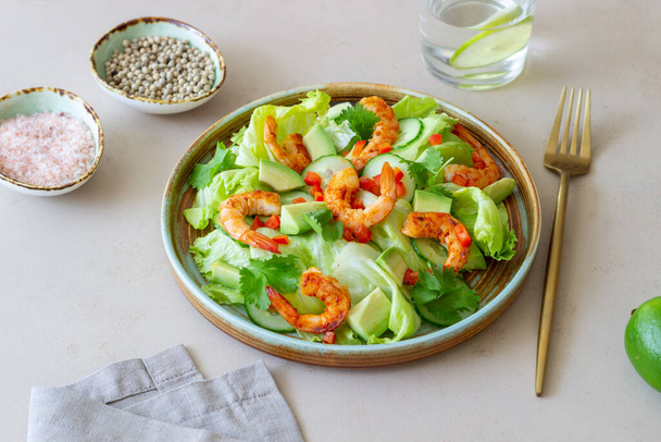Salad with shrimp, cucumbers and avocado. Healthy eating. Vegetarian food - Foto, imagen