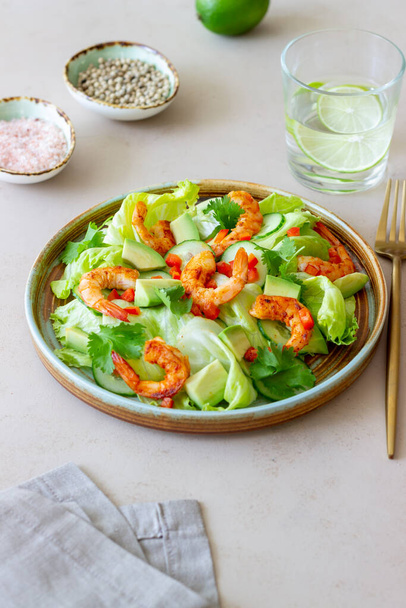 Salad with shrimp, cucumbers and avocado. Healthy eating. Vegetarian food - Φωτογραφία, εικόνα