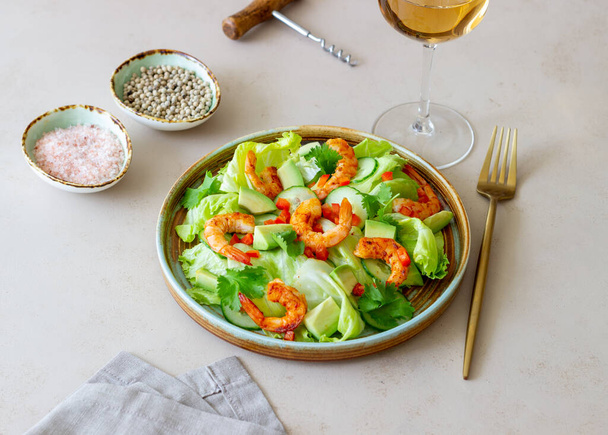 Salát s krevetami, okurkami a avokádem. Zdravé jídlo. Vegetariánské jídlo - Fotografie, Obrázek