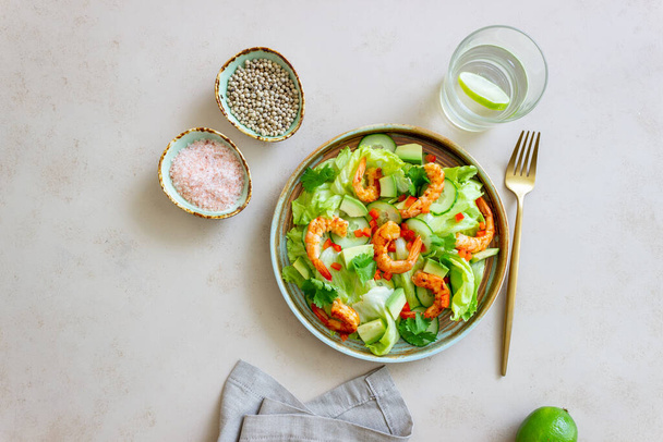 Salad with shrimp, cucumbers and avocado. Healthy eating. Vegetarian food - Fotoğraf, Görsel