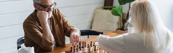 Seniorenpaar spielt Schach am Tisch, Banner  - Foto, Bild