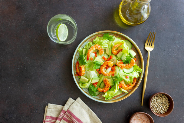 Salad with shrimp, cucumbers and avocado. Healthy eating. Vegetarian food - 写真・画像