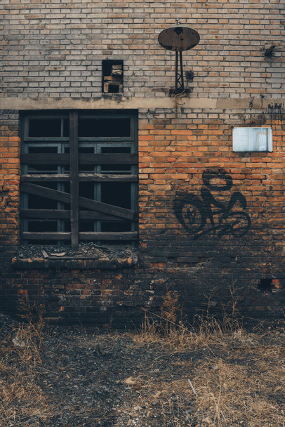 Abandonné vieux mur d'usine de charbon abandonné. Ancien mur d'usine abandonné et inhabité - Photo, image
