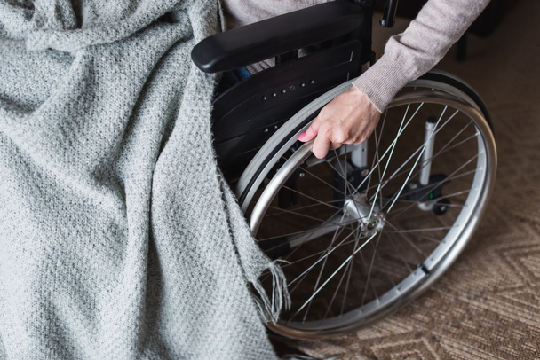 Άποψη των ηλικιωμένων γυναικών που κρατούν τον τροχό της αναπηρικής πολυθρόνας στο σπίτι  - Φωτογραφία, εικόνα