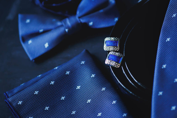 Роскошные мужские запонки. аксессуары для смокинга, бабочки, галстука, носового платка. Итальянская одежда. - Фото, изображение