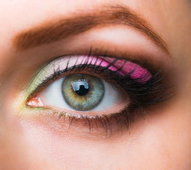 Primer plano de ojo femenino con maquillaje glamoroso
 - Foto, Imagen