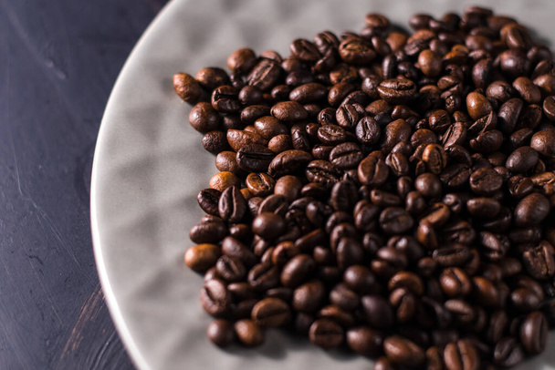 Coffee beans whole on a plate. - Foto, afbeelding