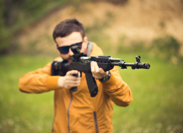 Un hombre con un rifle automático
 - Foto, Imagen
