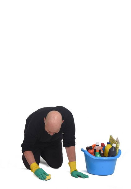 pohled zepředu muž, který je drhnutí podlahy s praní podložkou na bílém pozadí - Fotografie, Obrázek