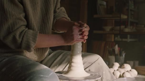 Potter está moldeando recipiente de arcilla de arcilla húmeda - Metraje, vídeo
