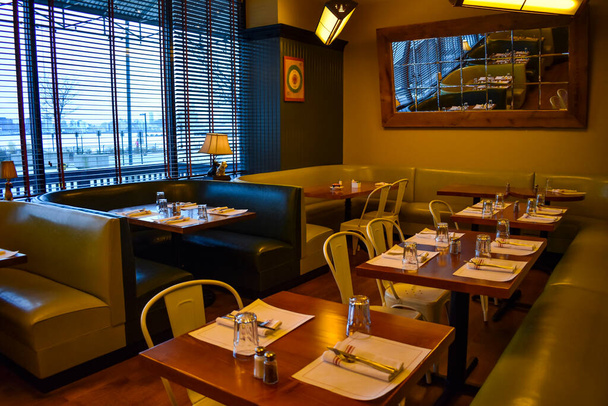 Интерьер ресторана с теплым освещением - Фото, изображение