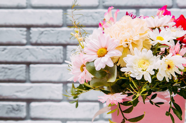 Květiny zdobené v košíku s vděčností - Fotografie, Obrázek
