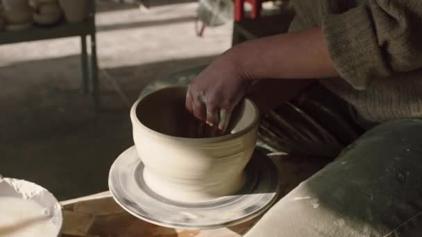 Tazón de arcilla es hecho por Potter - Imágenes, Vídeo