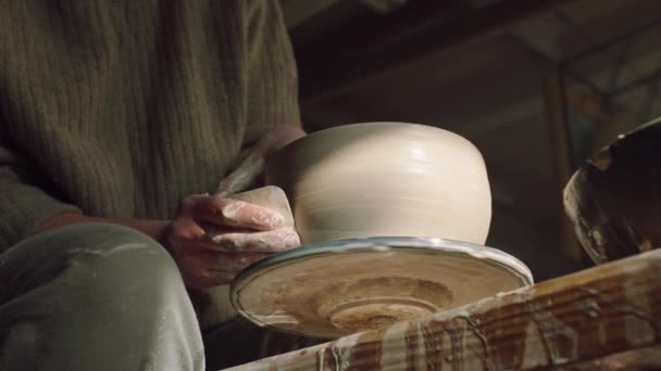 Hermosa olla de arcilla está siendo raspado por Potter - Metraje, vídeo