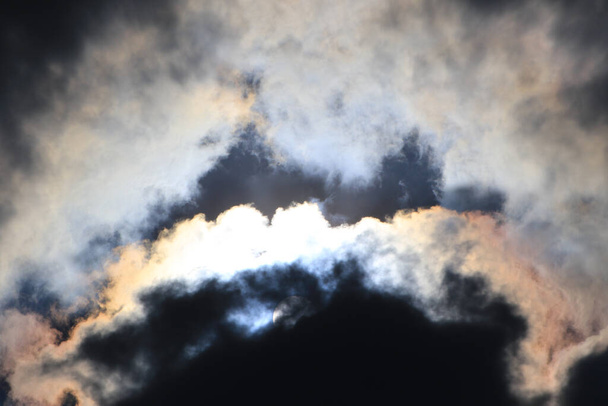 хмарні утворення в дощовий день
 - Фото, зображення