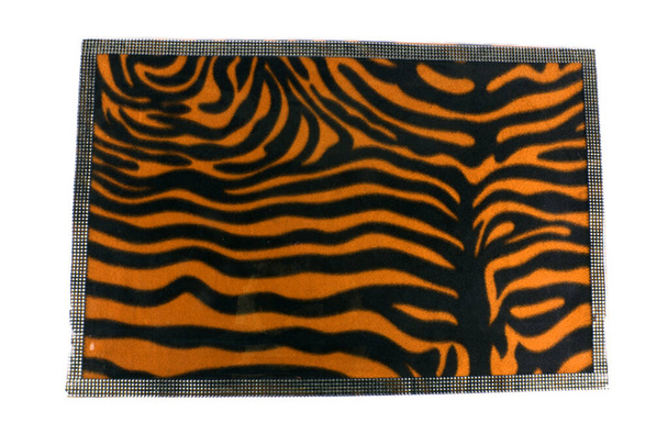 Una alfombra de puerta agradable con el diseño de rayas de tigre en una tela suave. - Foto, imagen