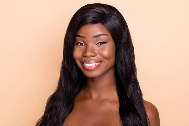 Photo of charming pretty sweet dark skin naked lady smiling isolated beige color background - Φωτογραφία, εικόνα